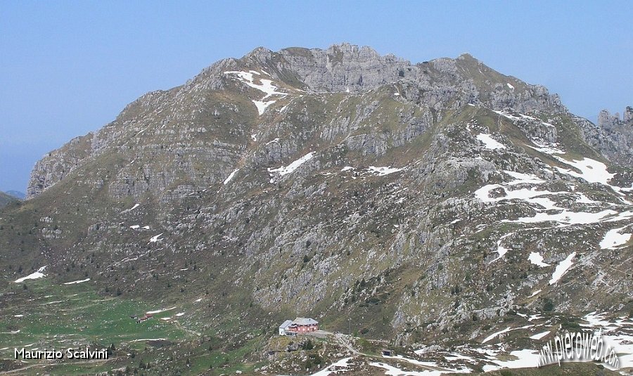 29 Lo Zuccone dei Campelli e Rifugio Cazzaniga.JPG